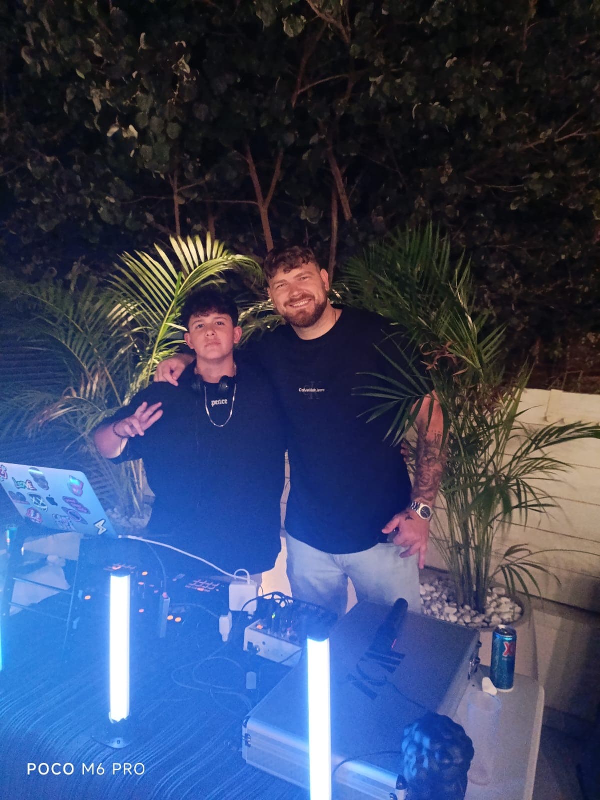DJ Yuriel במסיבה חיצונית לילית
