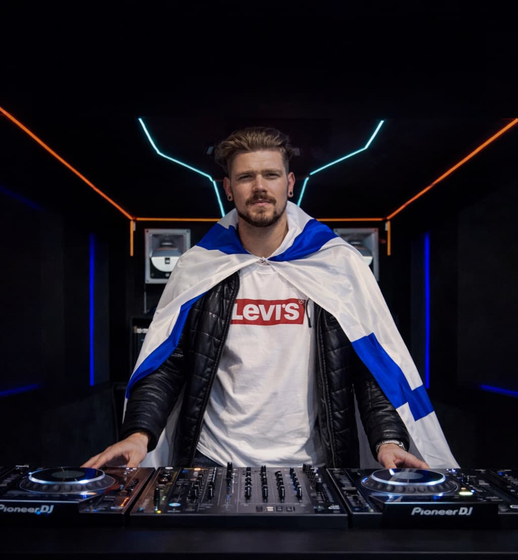 DJ Yuriel מאחורי הקונסולה עם דגל ישראל